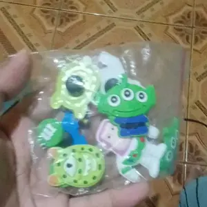 Pin AksesorisMainan Karakter Bahan PVC Picture Real astronot Sepatu Bros Variasi jibbitz couple tempelan DIY Shoe Flower Charm