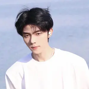 Wig rambut pendek lurus hitam unisex yang tampan dan realistis untuk seluruh kepala anak laki-laki.