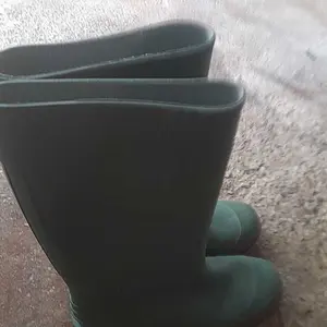 Sepatu bot pria model baru, sol tebal antislip, desain mid-calf, tahan air dan banjir, sepatukerja karet, cocok dipakai saat musim hujan