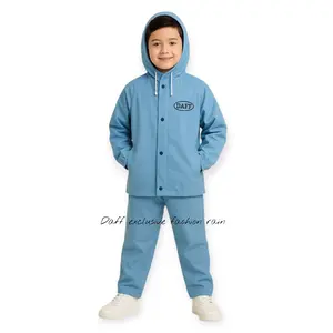 DAFF Jas Hujan Anak Setelan Jacket dan Celana Usia 7-13 Tahun Kuat Elastis Anti Rembes Mantel Anak Bahan PVC Tebal & Jahitan Double Reaseleting Dilengkapi Pelindung Dilengkapi Scotch Light Menyala Waktu Malam Hari Isi 1 Set Baju dan Celana Free Tas