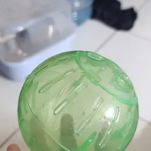 Roda Lari Ultra-Tenang untuk Hamster dan Hewan Peliharaan Kecil, Cocok untuk Marmut, Kelinci, Meningkatkan Kebugaran dan Kesehatan, Desain Ergonomis dan Tahan Lama untuk Penggunaan Sehari-hari.