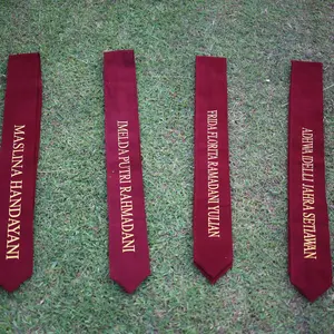 Selempang Wisuda Leher Premium 2 Lapis Beludru Bordir Komputer Syal Elegan Custom Nama Logo Kado Wisuda Bandung Jakarta Selendang