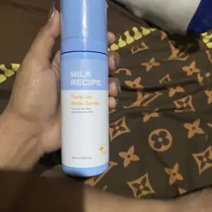 [READY STOCK] Milk Recipe Instant Tone Up Spray - mencerahkan kaki dan tangan cerah UV Cream  Semprot brightening pemutih tangan dan kaki