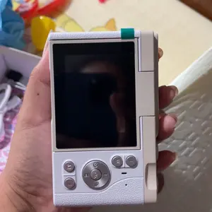 【Kado Hari Raya Kekinian】4K Digital Kamera Gaya Retro 68MP Portable CCD Retro Kamera Digital Vintage 2.4 inch 8X Zoom Compact Small Camera 180 Flip Screen Video Camcorder for Teens Adult Beginner【Gift stickers】Hadiah Lebaran Layar Foto V380 Smart