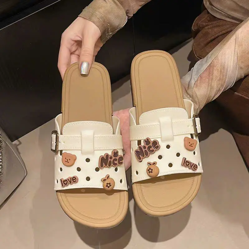 Dép lê sticker hình gấu dễ thương, chất liệu PVC , 2 màu nâu và kem [Lù Store] [2505 LÊ GẤU] - 1