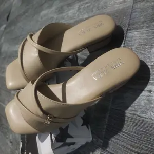 Mrs. Zura - Sandal Selop Heels Wanita Dewasa Hak 3cm Antislip Desain Elegan Bahan Kulit Sintetis Sol Non-slip Nyaman untuk Acara Formal dan Kasual