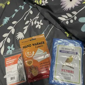 Paket treking anti hipotermia Pendaki : hand warmer, emergency blanket dan Jas Hujan
