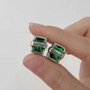 Anting stud tusuk bergaya hip-hop menampilkan tulisan lucky yang unik
