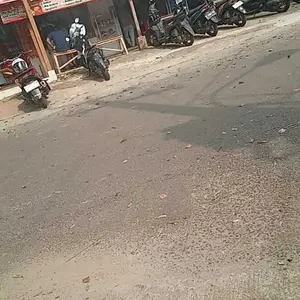 Satu set elegan dan mewah berisi 3 buah perhiasan, terdiri dari kalung, anting, dan cincin bertabur berlian dan zirkon.
