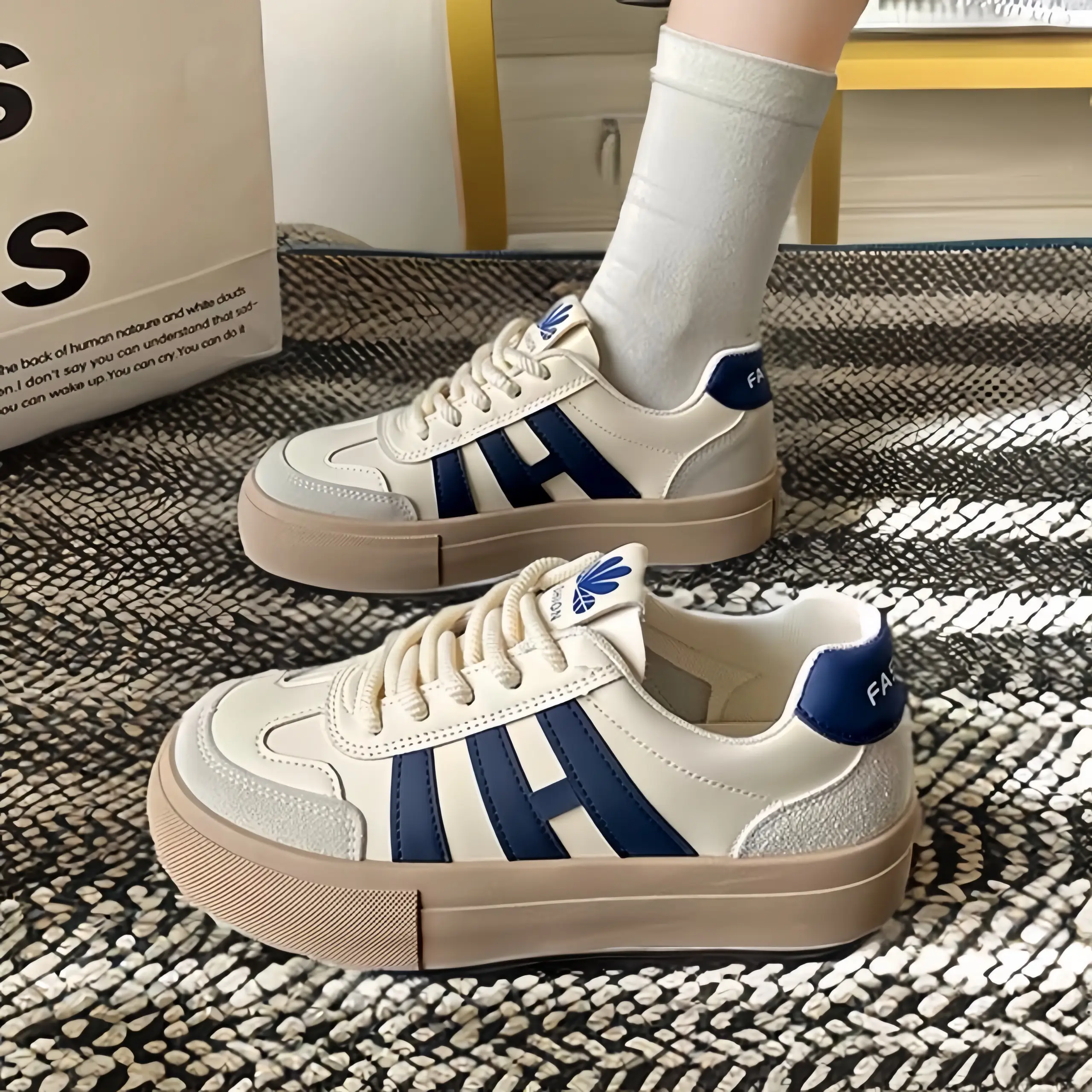 Giày thể thao nữ dây thừng đế nâu in chữ HI Sneaker Shoes - 1