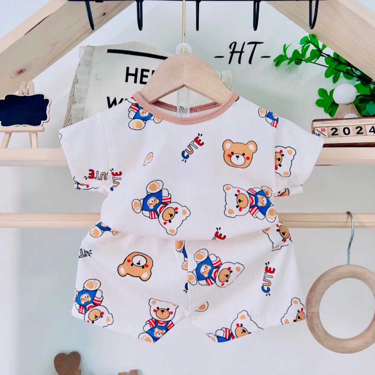 ComBo 5 Bộ (Quà Tặng Ngẫu Nhiên) Quần Áo Cộc Tay Mẫu Ngẫu Nhiên Chất Vải Tăm Lạnh Các Hình Đáng Yêu Cho Bé Trai Bé Gái Từ 0-4 Tuổi ( 4kg-16kg ) -B02