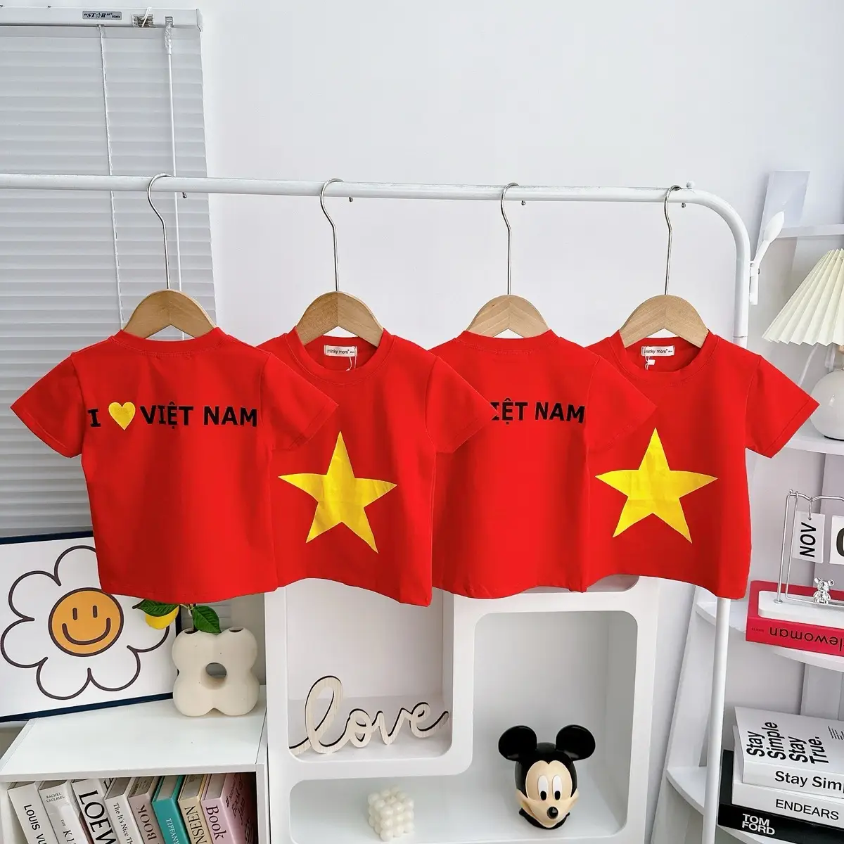 Áo CỜ ĐỎ SAO VÀNG (BA-Mẹ-Bé) Minky Mom (Chất vải  THUN LẠNH bé size80-150)(vải MÈ ba mẹ size XS-XXL )( AO LE - IN 16 ) - 1